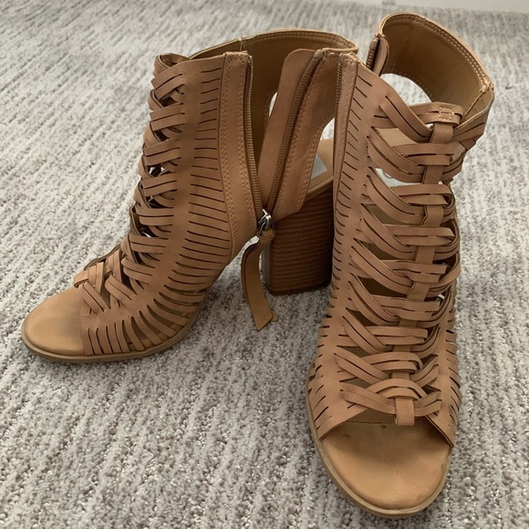 Tan heels - Picture 1 of 2